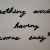 Scritta da parete in metallo nera