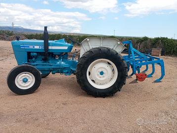 Trattore Ford 60 cv con attrezzi