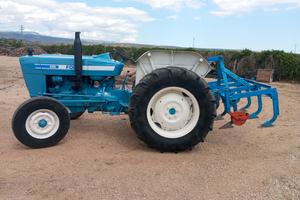 Trattore Ford 60 cv con attrezzi