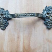 Antica maniglia in ottone lavorato per mobili -