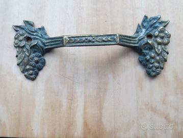 Antica maniglia in ottone lavorato per mobili -