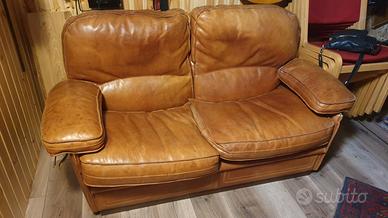 Divano e poltrona in vero cuoio vintage – Torino