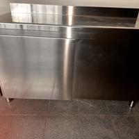 Tavolo armadiato in acciaio