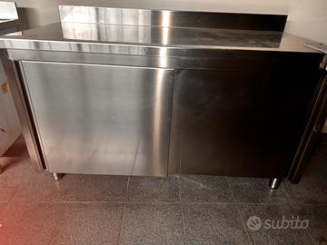 Tavolo armadiato in acciaio