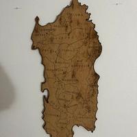 Sardegna in sughero lavorata a mano.