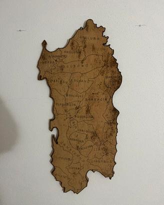 Sardegna in sughero lavorata a mano.