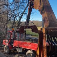 Caricatore semovente 4x4 con benna bivalve