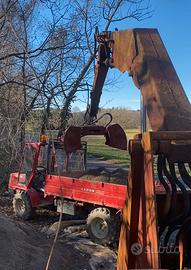 Caricatore semovente 4x4 con benna bivalve