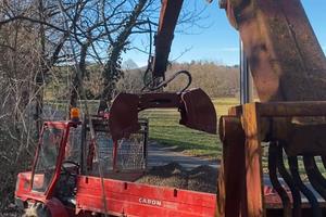 Caricatore semovente 4x4 con benna bivalve