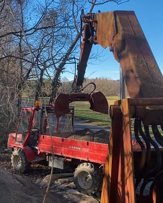 Caricatore semovente 4x4 con benna bivalve