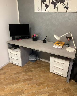 Scrivania + sedia da ufficio