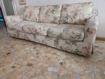 Divano 3 posti con stampa floreale usato