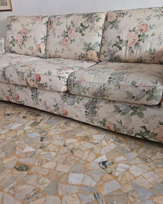 Divano 3 posti con stampa floreale usato