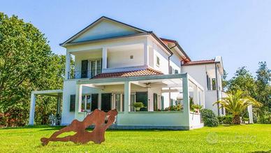 Villa di 500 m² con più di 5 locali a Massa