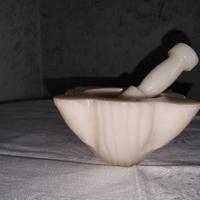 Mortaio con pestello in marmo anni '70. 