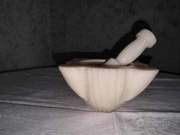 Mortaio con pestello in marmo anni '70. 
