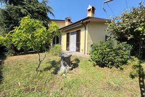 PORZIONE DI TRIFAMILIARE A CALCO
