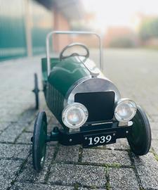 Auto a pedali in metallo per bambini