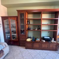 Vetrina e libreria in legno massello