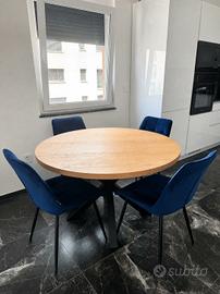 Tavolo da legno bello elegante 