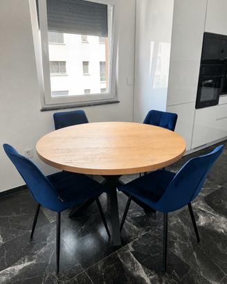 Tavolo da legno bello elegante 