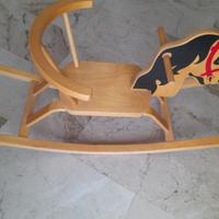 Cavallo a dondolo in legno