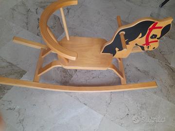Cavallo a dondolo in legno