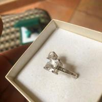 Anello in argento con zirconi