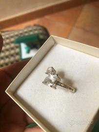 Anello in argento con zirconi