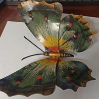 Farfalla in metallo decorata a mano