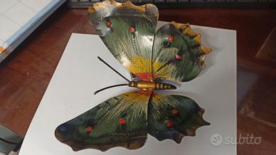 Farfalla in metallo decorata a mano
