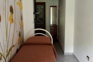 Piccolo locale uso ufficio/camera TV senza cucina