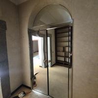 Porta ad arco con specchio – Design elegante