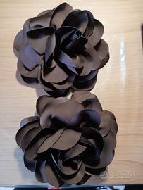 due spille decorative a forma di fiori marroni