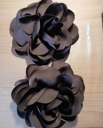 due spille decorative a forma di fiori marroni