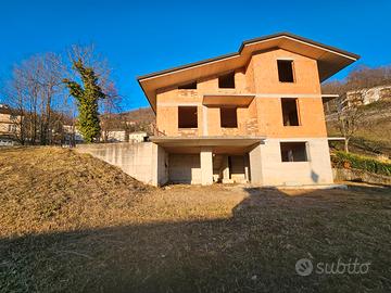 Villa singola al rustico con terreno a Berbenno BG