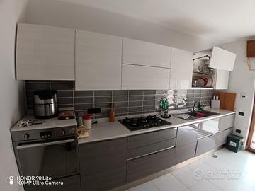 cucina componibile completa di tavolo e 6 sedie