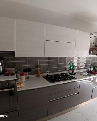 cucina componibile completa di tavolo e 6 sedie e 