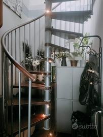 Scala a chiocciola a base tonda, larghezza 180cm