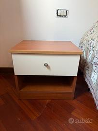 Coppia di comodini in legno con cassetto