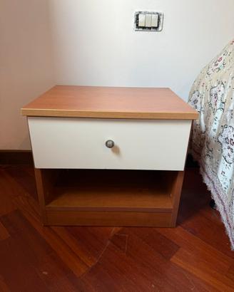 Coppia di comodini in legno con cassetto
