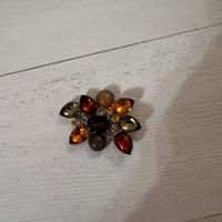 Spilla con pietre colorate, marroni, arancioni