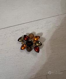 Spilla con pietre colorate, marroni, arancioni