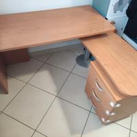 Scrivania con piano estraibile e cassetti