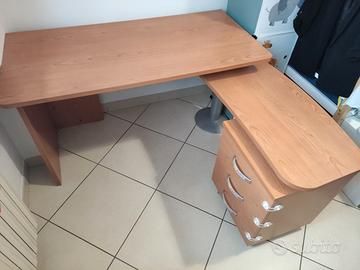Scrivania con piano estraibile e cassetti