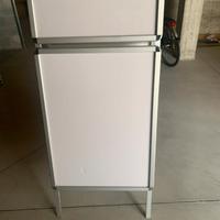 Bacheca con 2 cornici a scatto come insegna