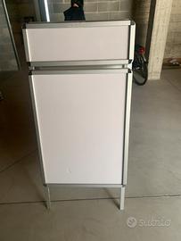 Bacheca con 2 cornici a scatto come insegna