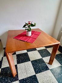 Tavolo allungabile in legno color ciliegio