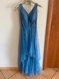 Particolare abito da cerimonia azzurro