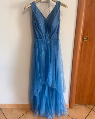 Particolare abito da cerimonia azzurro